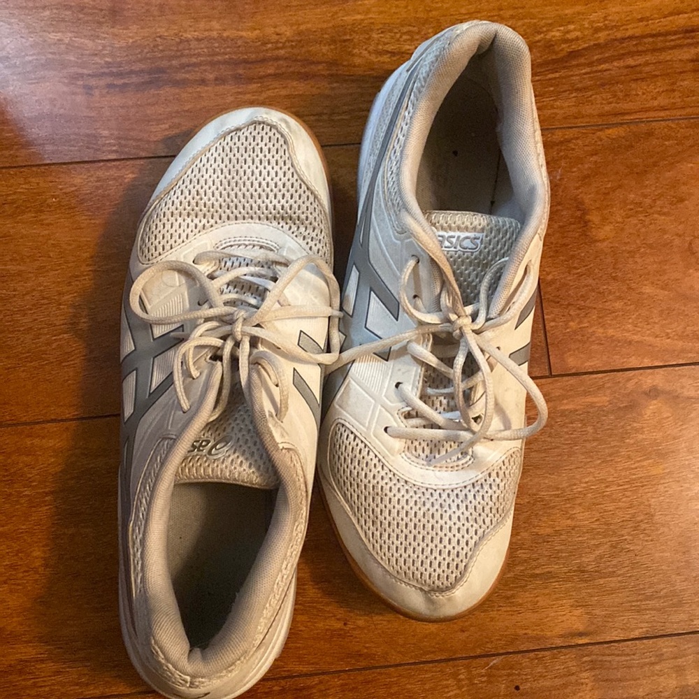 Woman’s volleyball shoes